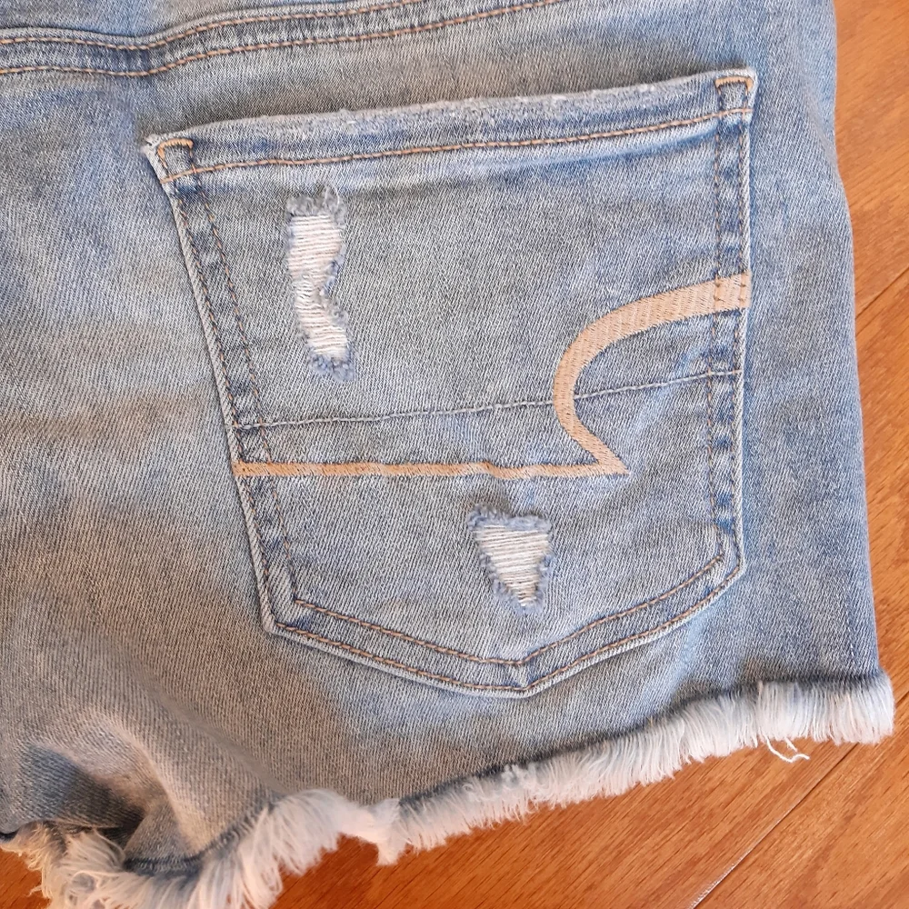 American Eagle Distressed Shortie Shorts size 4 - Picture 11 of 16